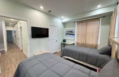 LUX Spacious Townhouse 4BR in DC - Photo 12