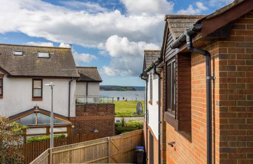 Spinnaker House-with Tesla Electric Charging Point - Photo 9