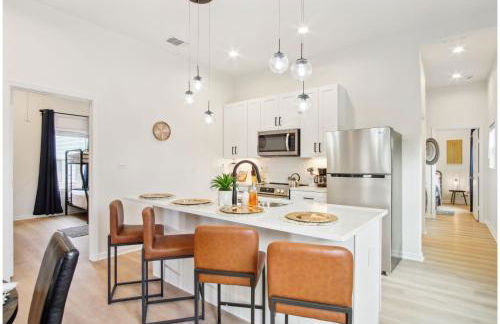 3BR-2BA Cityscape Haven with Panoramic Tower View - Foto 10