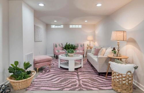 Stylish 3BR w Sunroom & Deck - Foto 18