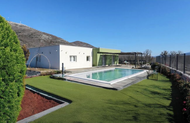 Villa Gariful - Sleeps 10 - Pool - Hottub - Petsok - Foto 1