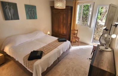 "La Colombe sous les Oliviers" Gîte jusqu'à 4 personnes - 75m2 - Sur Boooking - Rez de jardin Piscine Vue mer et lac - Foto 13