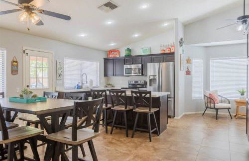 Cozy home with pool, fire table, BBQ, RV parking - Foto 9