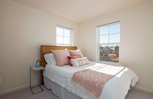 New Intown Waterfront Townhome wPool & Location - Foto 11