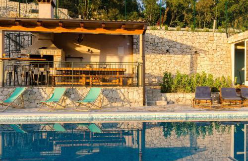 Villa Falcon Rook - Four-Bedroom Villa with Terrace and Swimming Pool - Photo 97