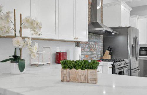 Bright Uptown home w gated parking - Foto 16