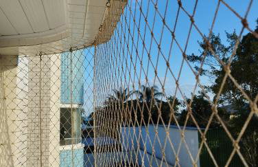 Apto com ar-cond e piscina a 100m mar praia da Enseada - Foto 51