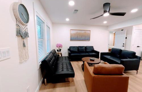 Custom Design Kitchen King Beds Laundry Large TVs - Foto 6