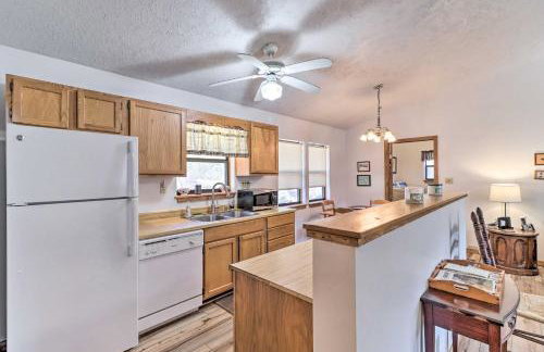 Walk to White River Home with Deck in Flippin! - Foto 8