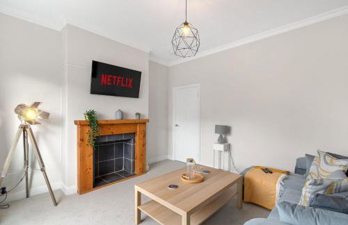 Whitehill - 3-Bed Home from Home, Sleeps 7, Great for Groups & Workers, FREE Parking & Netflix - Hosted by Stay Host Save - Photo 6
