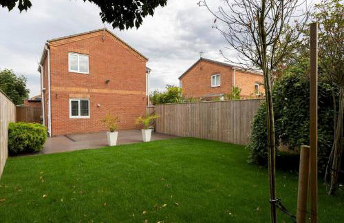 Pass the Keys 4-Bed Home with Garden Parking Near Durham - Foto 32