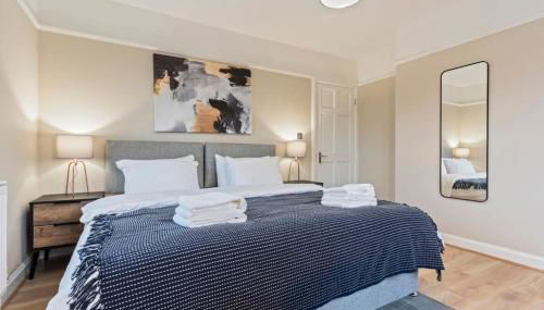 Modern 4 Bed house Ideal for Groups, Contractors near City Airport & O2 Arena, free parking & Wifi included - Foto 5