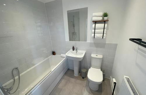 Modern 2-bedroom apartment, free parking for 2, walking distance to town centre - Foto 18