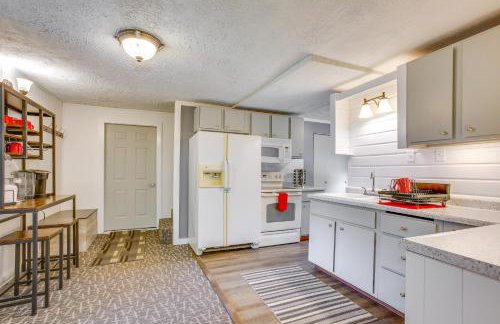 Charming Lake Ann Apartment - Walkable Location! - Foto 12