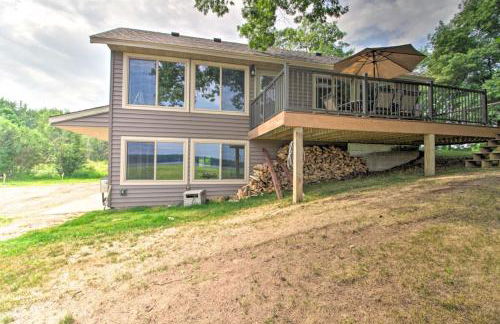 Lakefront Retreat with Dock and Game Room and Deck - Foto 33