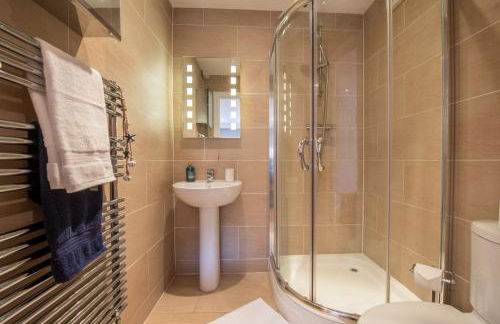 Beautiful Central Tenby Apartment with free parking - Photo 11