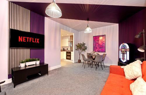 PRIME City Centre Location, THE JUKE BOX SUITE, Secure Gated FREE Parking Space, Unique STYLISH Apartment, AIR CONDITIONING & Two Bathrooms - Photo 4