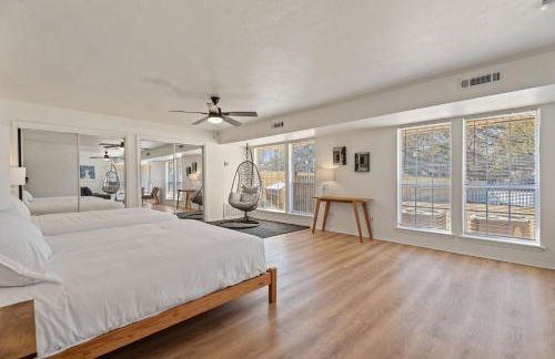 Spacious Lakefront View With Hot Tub and Pool NH - Foto 82