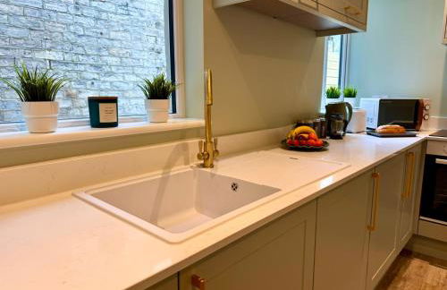 Stunning 4-Bedroom Home - 10 mins to Sandbanks Beach - Photo 13