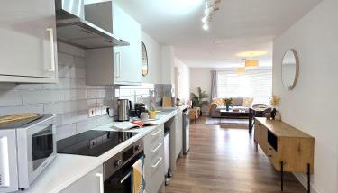 Modern One Bed Flat at Dawe Luxury Suites - An Entire Apartment near Ely Cathedral & Train Station - The Perfect Gateway to Explore Ely, Cambridge, Norfolk & London - Sleeps up to 4 - Foto 2, stove, toaster