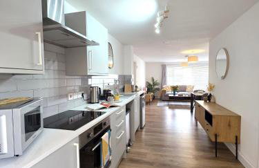 Modern One Bed Flat at Dawe Luxury Suites - An Entire Apartment near Ely Cathedral & Train Station - The Perfect Gateway to Explore Ely, Cambridge, Norfolk & London - Sleeps up to 4 - Photo 2