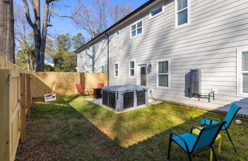 Bancroft Bungalow - Hot Tub, Fire Pit - Near Uptown - Foto 34