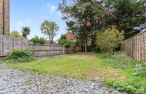 Charming 2-Bed Flat with Garden in London - Foto 28