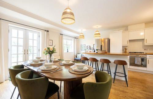 Luxury Spacious 3-Bed City Oasis Just 10 Mins from Centre with Free Parking - Foto 2