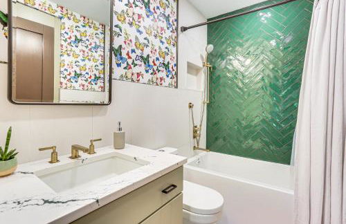 Walk to Bethel Woods Family Home with Deck and Views! - Foto 18