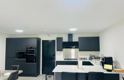 Luxurious New Home Near Airport - Foto 13