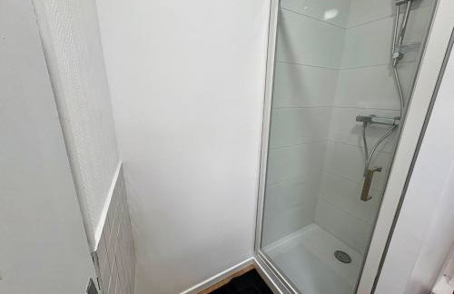 Suite Style Hôtel avec Balcon Vue Gare Netflix - Foto 28