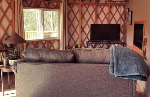 Unique Yurt Rental on Peony Farm with Riverfront View in Clyde, North Carolina - Foto 13