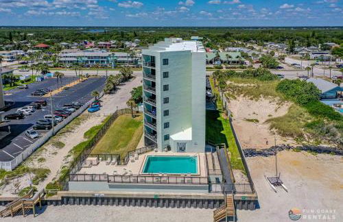 Ocean View Balcony just STEPS to the Beach with Pool, Parking and Wi-Fi! - Foto 27
