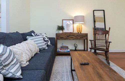 Cozy 2BR Home Near Ft Jackson - Photo 8