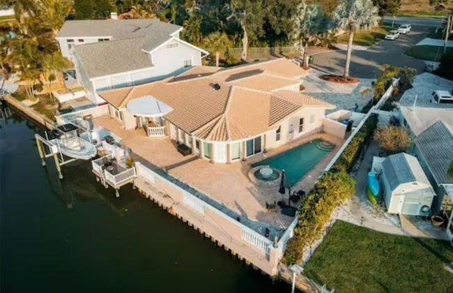 Experience The Ultimate in Luxury Living - Foto 1