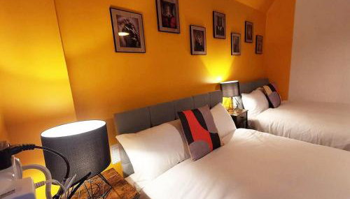 Spacious & comfy 4 bed house, 6 Beds, Free Private Parking & Wifi - Foto 2