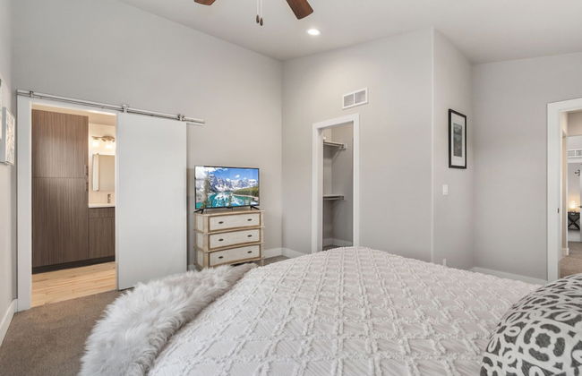 Elegant Oasis - Fireplaces, King Beds, Mtn Views! - Foto 2