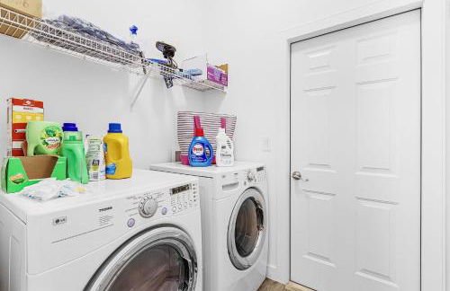 Relax, Play & Unwind in Paradise! Poolside Fun & Resort Vibes - Villa Sail Away - Foto 33