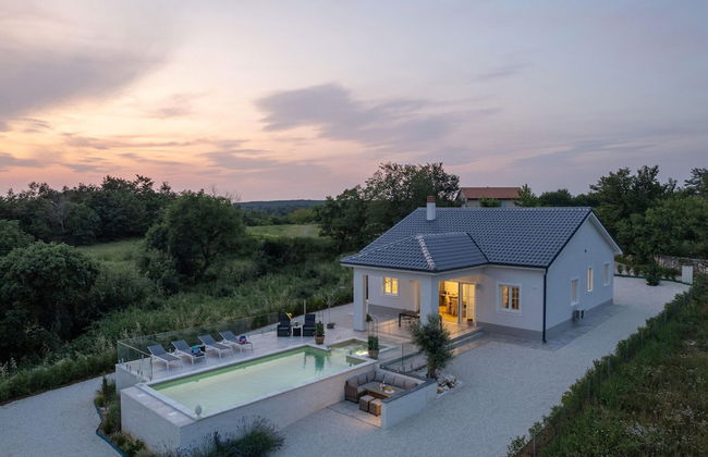 Modern Villa With Swimming Pool and Fenced Garden - Photo 36