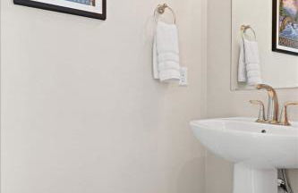 Crash with Class in this Townhome - Foto 25