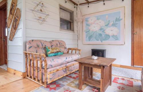 Bohemian Bungalow with Hot Tub - Foto 21