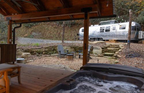 Airstream w Bathtub, River, & Hot Tub - Foto 49