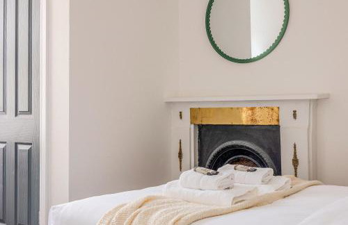 Immense Bright 5BR House near Kensington Olympia - Photo 21