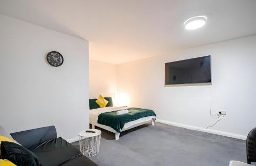 Modern Derby Studio - Sleeps 4, Close to Amenities & Parking - Foto 8