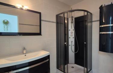 La longère du Moulin, logement T2 indépendant tout équipé avec cuisine, parking individuel avec portail, salon de jardin, belle grande chambre - Foto 16