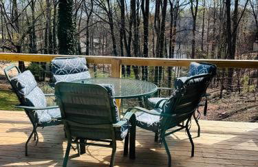 Lake Lanier 3BR Cozy Retreat with Screened Porch, Deck and Dock - Foto 20