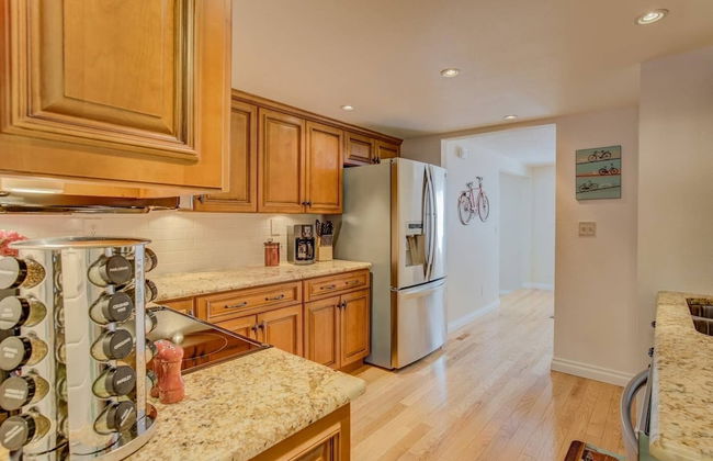 3 Bedroom Downtown with Firepit - Photo 11