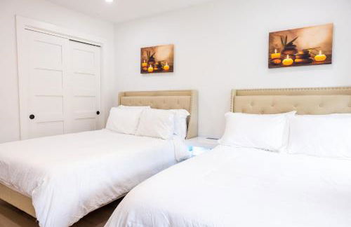 Luxe Retreat, Modern Gem with Private Backyard Oasis - Foto 31