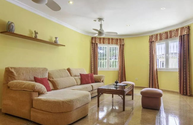 Charming Holiday Home in Calpe With Barbeque - Photo 4