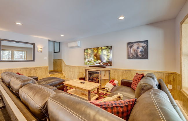 Over the Top Lodge by Avantstay Hot Tub, Shared Pool, Beach/lake Access - Foto 16